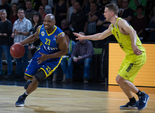 防守端的稳 防守端的稳